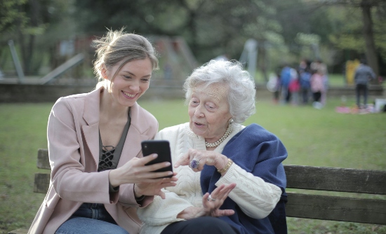 Love That Lasts: The Heartfelt Benefits of Photo Reminiscence Therapy for Loved Ones with Dementia